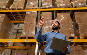Trabajador que conoce la diferencia entre distribución y comercialización