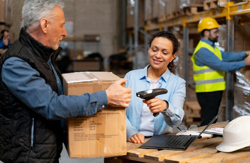Trabajadores en revisión de inventario