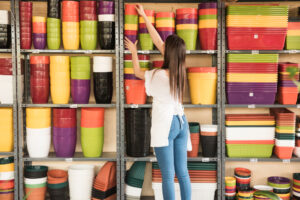 Mujer acomodando productos para el hogar económicos